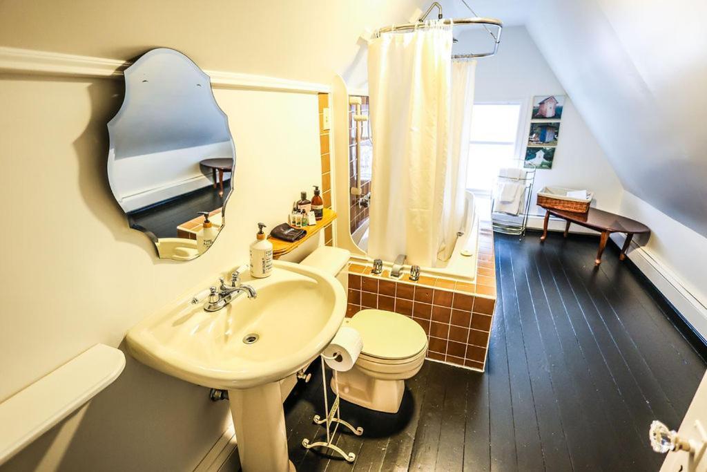 The Lunenburg Inn Екстериор снимка